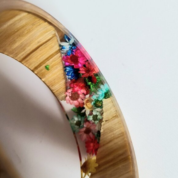 Lucite/celluloid chunky bangle with real dry flowers. - Picture 9 of 9